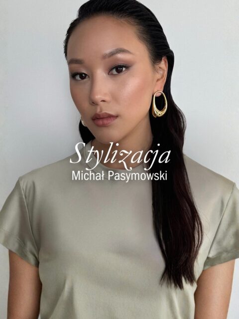 Kolejna odsłona looku dla Yerin Ha w wykonaniu Michała Pasymowskiego @pasymowski_michal — naszego ambasadora.
 
Gładko zaczesane włosy, a na długościach miękka, szeroka fala.
Wykończenie: połysk, kontrola i elastyczne utrwalenie.
 
Produkty użyte do stylizacji:
•Foundation Mist — przygotowanie włosów i lekka baza pod stylizację.
•Gel Sérum — kontrola, kształt i wygładzenie.
•Gold Lust Nourishing Hair Oil — połysk i dopracowane końce.
•Superfine Hair Spray — utrwalenie, które trzyma formę, bez efektu sztywności.  ___
Wyłączny dystrybutor ORIBE @ampremiumdistribution