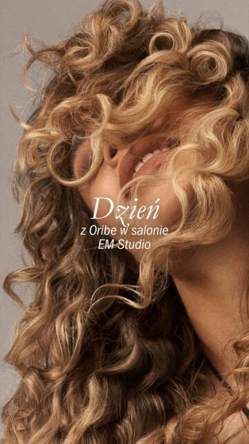Białystok, salon @emstudio8 — dzień z marką Oribe, linią Curl i klientkami, które przyszły po piękną teksturę i świadomą pielęgnację.✨
 
Był z nami także Rafał Krajewski @raf_krajewski , edukator Oribe — z wiedzą, detalem i tym spokojem, który daje pewność w pracy. Takie spotkania lubimy najbardziej: blisko ludzi, blisko włosów, blisko efektu. 🤍